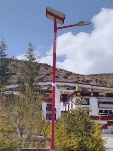 西藏客户太阳能路灯安装案例